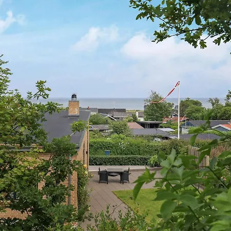 8 Person In Saeby-by Traum