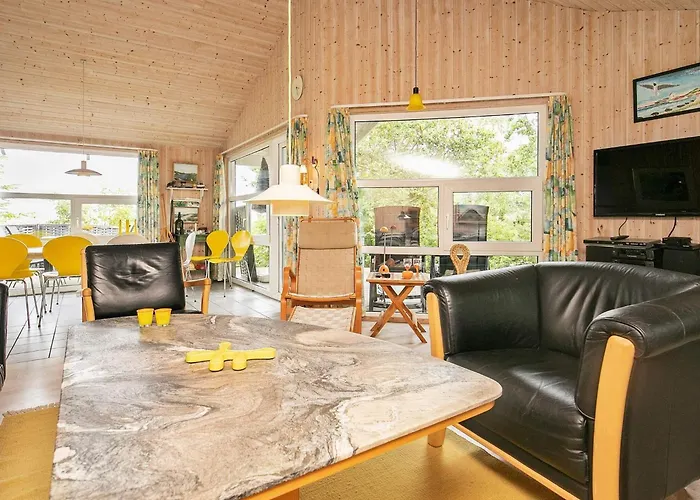 8 Person In Saeby-by Traum