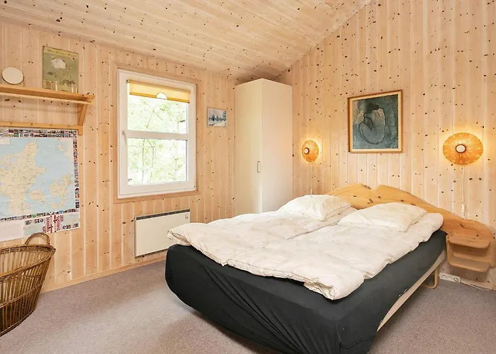 8 Person In Saeby-by Traum